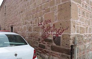 Cami duvarındaki yazı tepki çekti