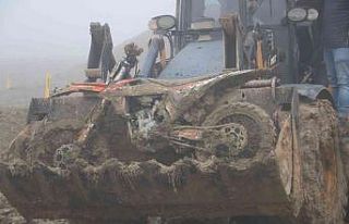 Çamura saplanan motosikletler kepçeyle pistten çıkarıldı