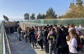 Çanakkale Şehitleri Anıtı yüzlerce öğrenciyi...