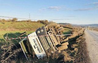 Çanakkale’de kömür yüklü kamyon devrildi