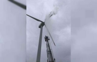 Çanakkale’de rüzgar gülüne yıldırım düştü