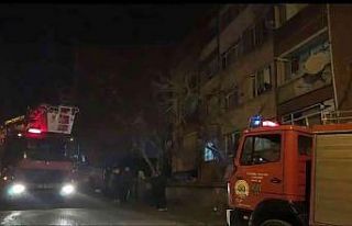 Çatı katında yangın çıktı, apartman sakinleri...