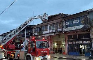 Çatı uçtu, esnaf araçlarını apar topar çekti
