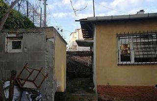 Çatıdaki yosunlar ayağını kaydırınca aşağıya...