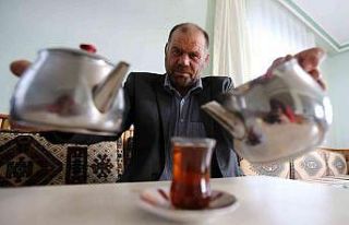 Çay içmeye doymuyor