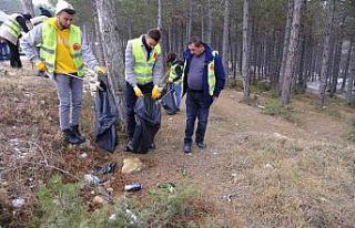 Çevre Gönüllüleri, ormanda çöp topladı