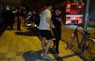 Çiçekçide yangın çıktı, mahalleli kendini sokağa...