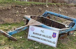 Çiftçinin tesviye makinesini çalan şüpheliler...