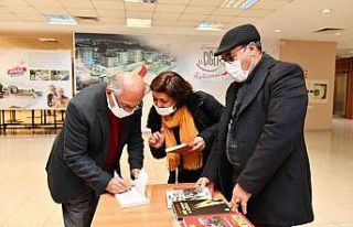 Çiğlili edebiyatseverler Fakir Baykurt imza gecesinde...