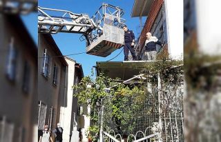 Çıktığı çatıdan inemeyince yardımına itfaiye...