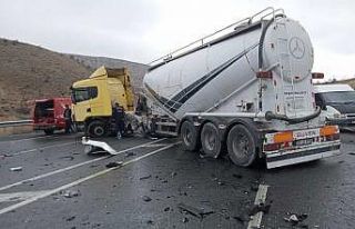 Çimento yüklü tır otomobille çarpıştı: 1 yaralı
