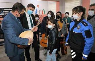 Cizre polisi öğrencilere müzik kursu açtı