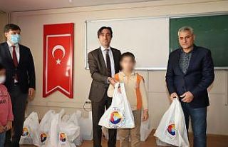 Cizre’de öğrencilere kışlık bot yardımı yapıldı