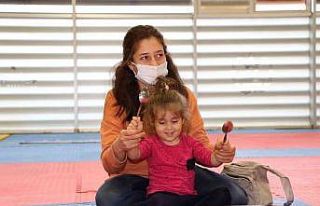 Çocuklar anneleri ile etkinliklere katılıyor