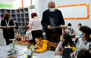 Çocuklar atölyede kendi bilekliklerini dokudu