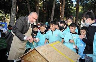 Çocuklar, başkan ile hayvan kulübesi boyadı