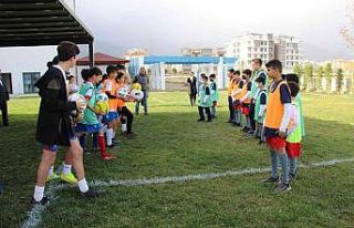 Çocuklar futbolu paylaşmak için bir araya geldi