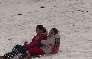 Çocuklar karın keyfini poşetle kayarak çıkarttı