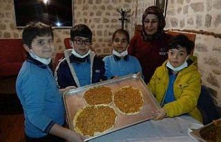 Çocuklar ’katıklı ekmek atölyesinde’ hünerlerini...