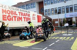 Çocuklar, ’Mobil Trafik Eğitim Tırı’nda kuralları...