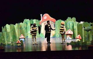 Çocuklara ‘Arı Maya’ tiyatro oyunuyla kahkaha...