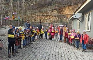 Çocuklara bot mont yardımı