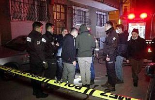 Çocuklarının gözü önünde karısını bıçaklayarak...