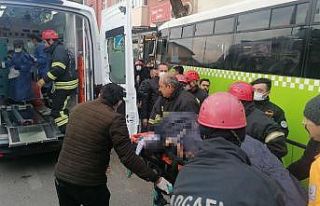 Çocuklarıyla birlikte otobüsün altında kalan...