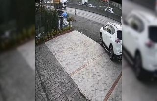 Çocuklarıyla birlikte yürüyen kadına hafif ticari...