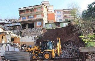 Çöken istinat duvarında çalışmalar devam ediyor