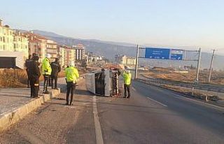 D100’de bariyerlere çarpan minibüs devrildi: 1...