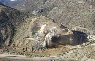 Dağlık alanda patlatma kameralara yansıdı