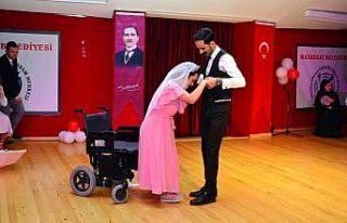 Dans ederken öğretmeninin yardımıyla ilk defa...