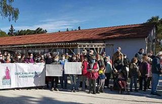 Datça’da kadın platformu üyelerinden adliye önünde...