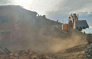 Delice’de metruk binalar yıkıldı