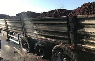 Demir oksit hammaddesi yüklü tırın dorsesi seyir...