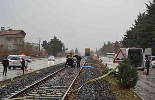 Demiryolundan karşıya geçmek isteyen kadına yük...