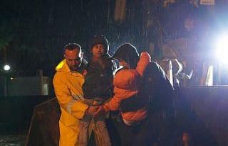 Dere taştı, mahsur kalan vatandaşlar askeri araçlarla...