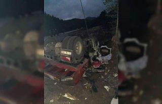 Dere yatağına devrilen tırın sürücüsü hayatını...