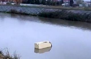Dereye atılan buzdolabı görenleri şaşkına çevirdi: