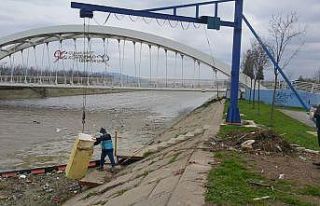 Dereye atılan buzdolabı vinçle çıkarılarak geri...
