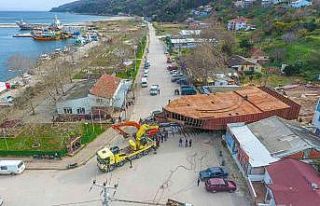 Devasa tekneyi karadan yürütüp sahile böyle taşıdılar