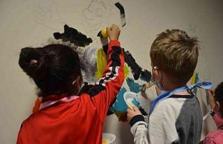 Devlet hastanesinde yatan çocuklar duvarlara resimler...