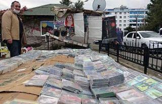 Devri biten kasetleri, pazar pazar dolaşarak sergileyip...