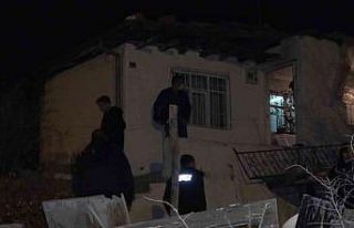 Devrilen soba odayı yaktı, bekçiler su kovalarıyla...