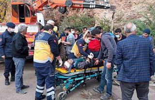 Devrilen traktörün altında kalan 2 kişi yaralandı