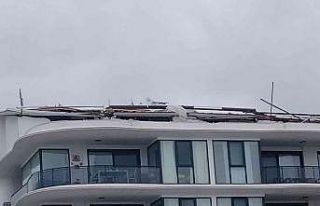 Didim’de lodos çatı uçurdu