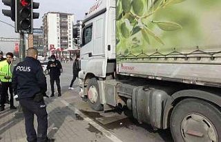 Dilenirken tırın altında kalan yaşlı kadın öldü