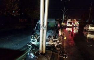 Direğe çarpan araç yandı