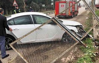 Direksiyon hakimiyetini kaybeden sürücü duvara...